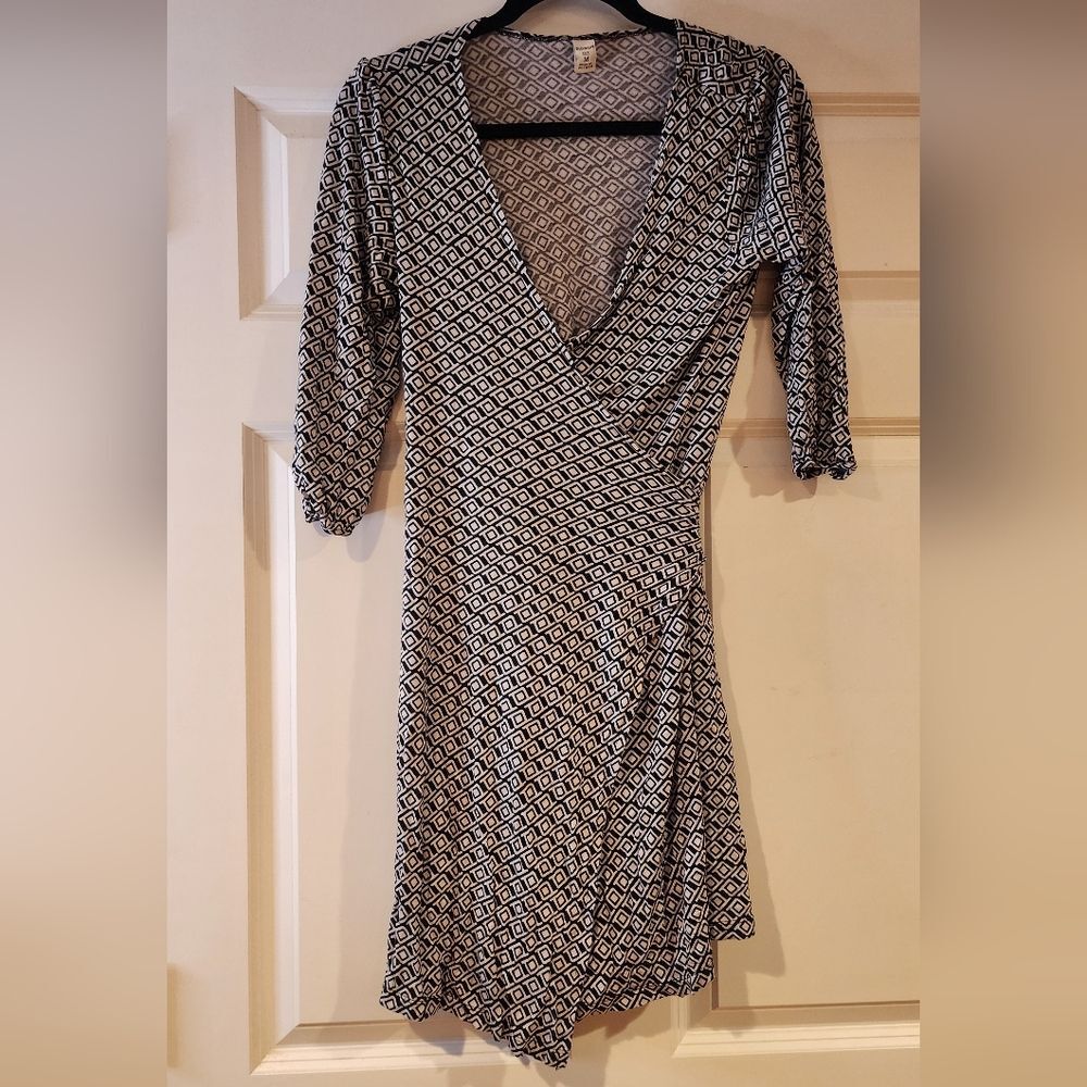 Old Navy stretchy black and white patterned wrap dress M